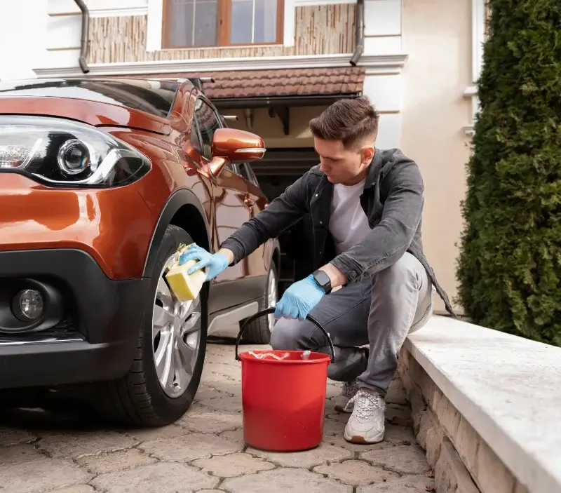 Lavage auto à domicile Saint-Paul-sur-Yenne : professionnel intervenant sur un véhicule